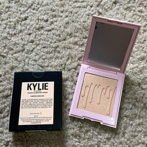 🌟NWT! Kylie Kylight Pressed Illuminating Powder in Shade 050 “Cheers Darling”